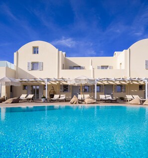 Outdoor pool, pool umbrellas, sun loungers - Aliter Suites (Santorini)