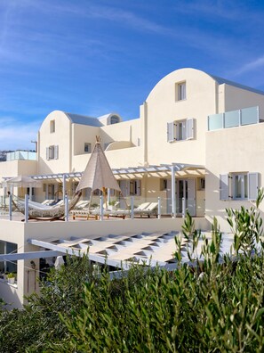 Daily buffet breakfast (EUR 15 per person) - Aliter Suites (Santorini)