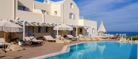 Piscina a l'aire lliure, para-sols i gandules