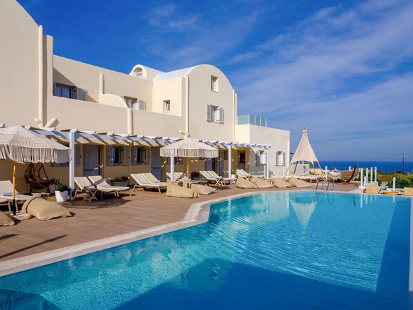 Outdoor pool, pool umbrellas, sun loungers - Aliter Suites (Santorini)