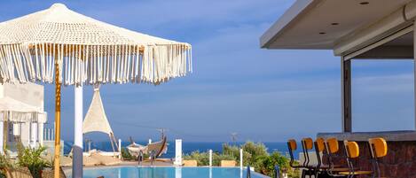 Bar en bord de piscine