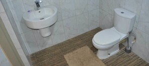 Een douche, een regendouche, gratis toiletartikelen, handdoeken