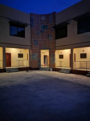 Voorkant accommodatie - avond/nacht