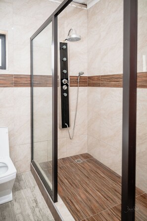 Executive Apartment | Bathroom | Shower, rainfall showerhead, free toiletries, towels