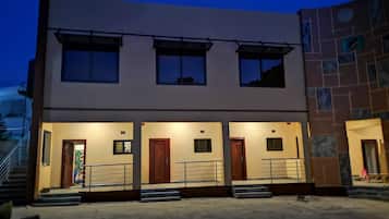 Fachada de la propiedad por la tarde o noche