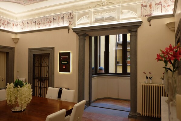 25-Zoll-Flachbildfernseher mit Satellitenempfang, Fernseher, Bücher