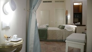 Family Room | Premium bedding, minibar, in-room safe, desk - Hotel Renaissance (Florence)