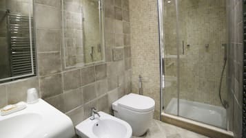 Standard Double or Twin Room | Bathroom | Shower, hydromassage showerhead, eco-friendly toiletries, hair dryer