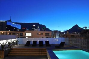 Outdoor pool, pool loungers - 214 Harbour Bridge (Cape Town)