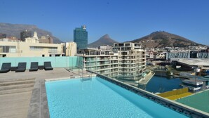 A rooftop pool with a clear view of a cityscape and a mountain in the background. - 214 Harbour Bridge (Cape Town)