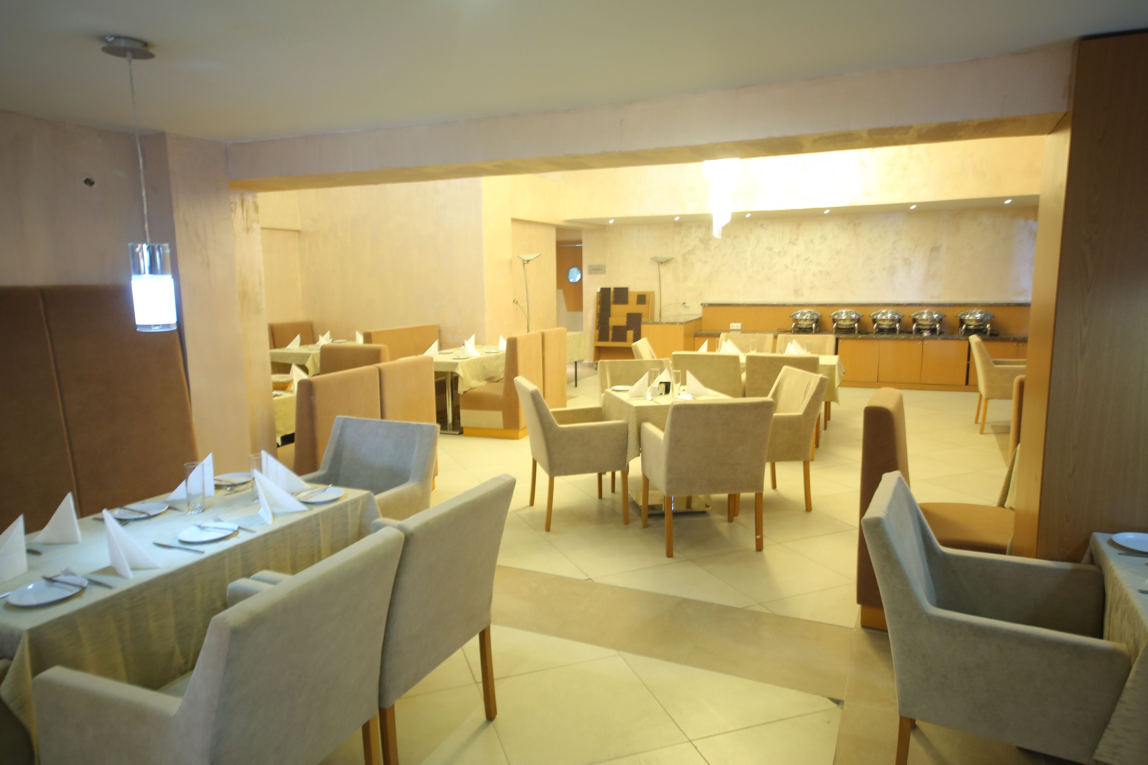 بوفيه فطور يوميًا بتكلفة قدرها (10 USD للشخص)