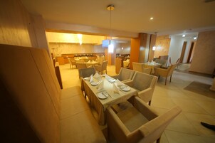 3 bar/ruang istirahat, bar tepi kolam 