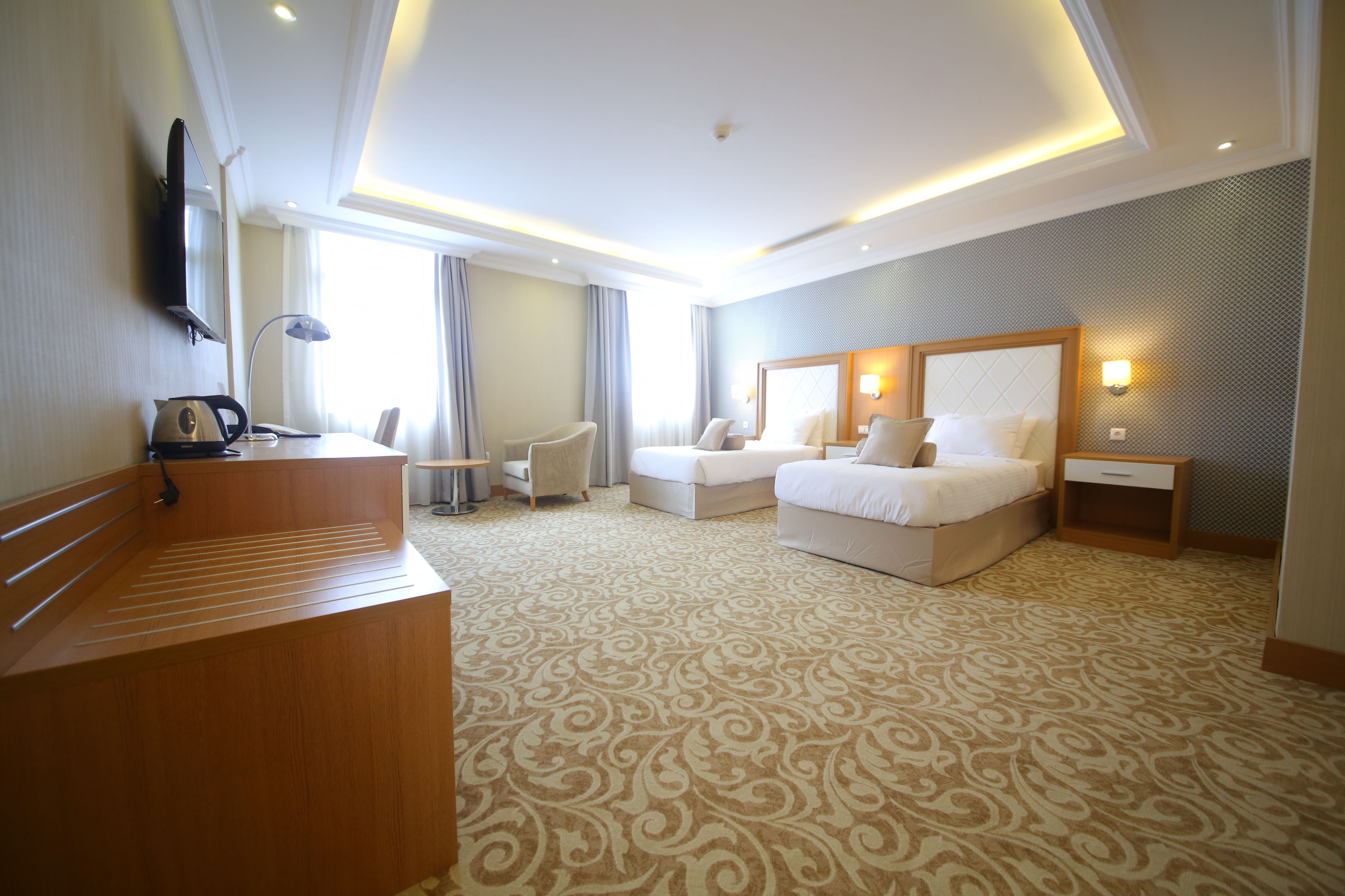 Minibar, caja de seguridad en la habitación y escritorio 