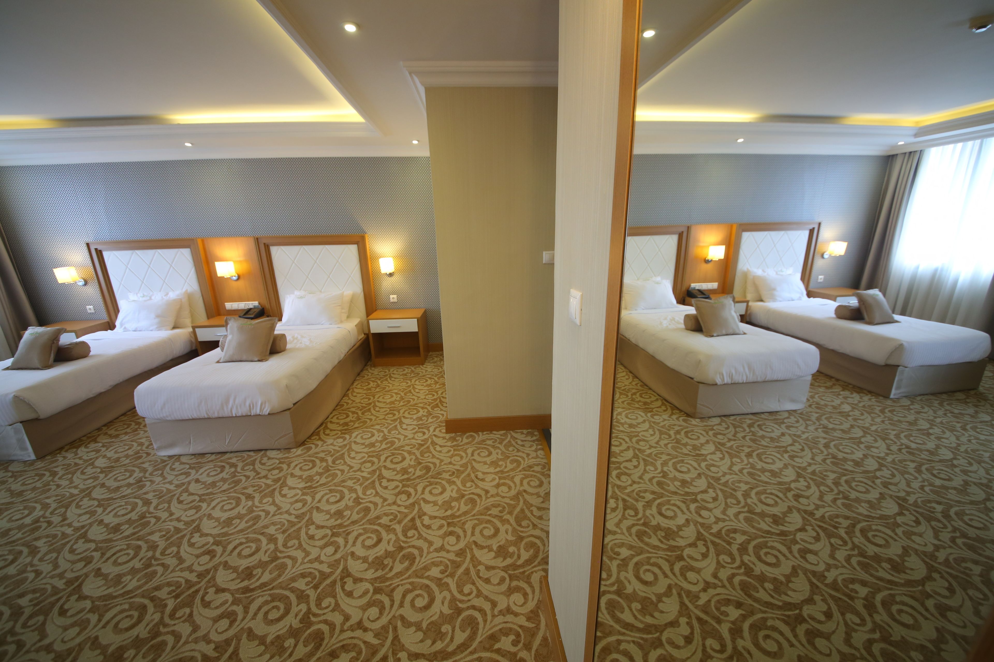 Twin kamer, uitzicht op tuin | Een minibar, een kluis op de kamer, een bureau, geluiddichte muren