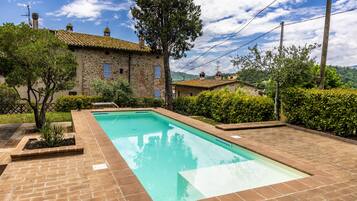 Seasonal outdoor pool, pool umbrellas