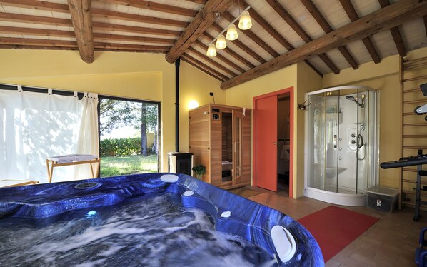 Körperbehandlungen, Thai-Massagen, Sportmassagen, Körperpeelings