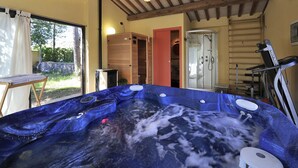 Un jacuzzi con techo de madera y vistas al exterior.