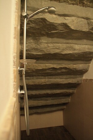 Romantic Apartment, 1 King Bed, Kitchen | Bathroom | Shower, free toiletries, hair dryer, slippers - Un Petit Paradis (Marsciano)
