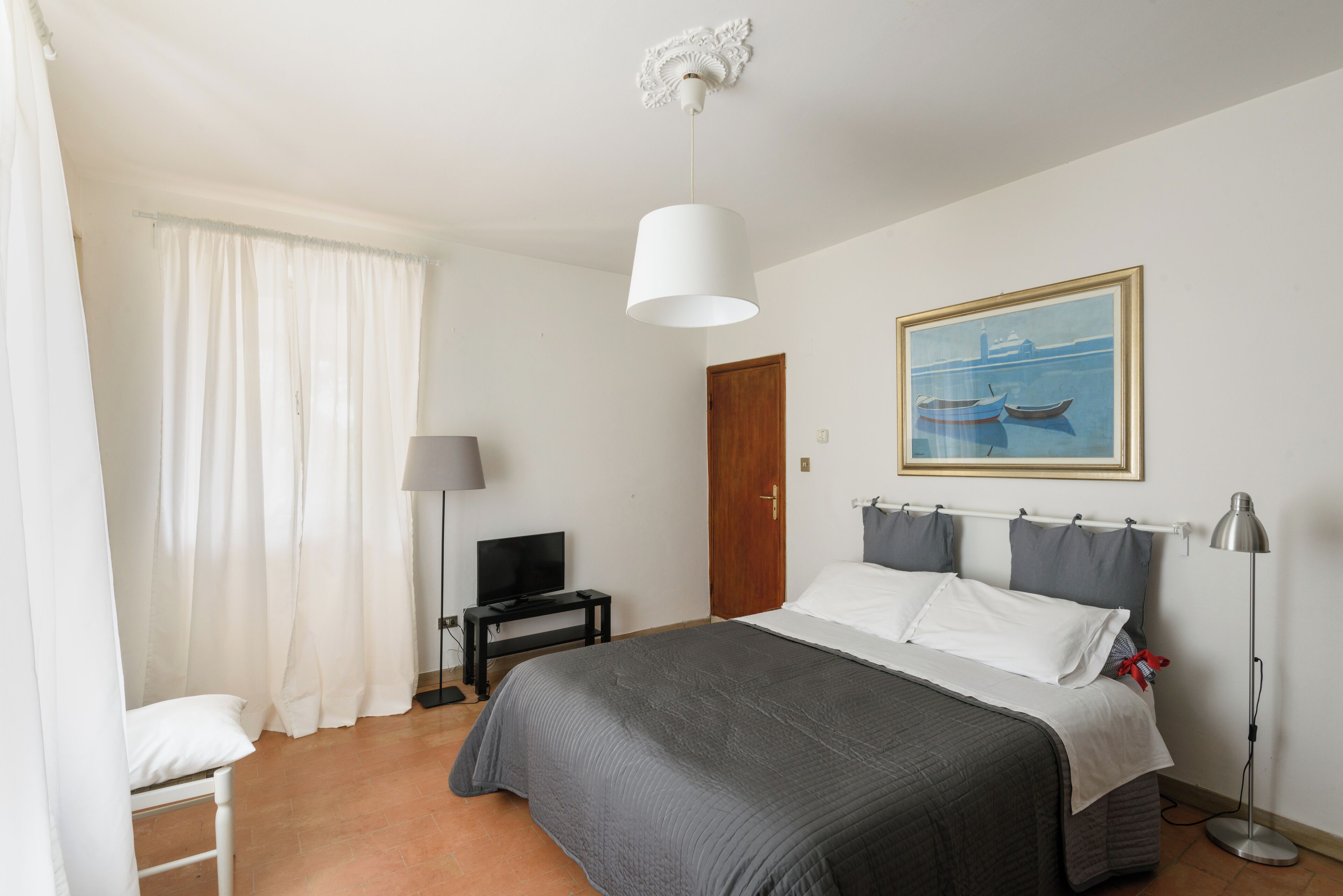 Escritorio, tabla de planchar con plancha y camas plegables/adicionales 