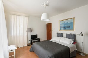 Escritorio, tabla de planchar con plancha y camas plegables/adicionales 