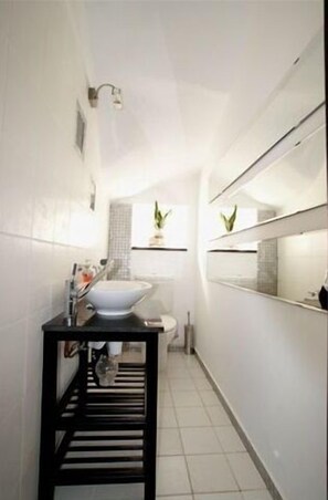 Villa, 3 chambres | Salle de bain | Baignoire et douche séparées, séchoir à cheveux, serviettes fournies