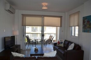 Căn hộ, 2 phòng ngủ, quang cảnh biển | Phòng khách | TV màn hình phẳng, đầu đĩa DVD 