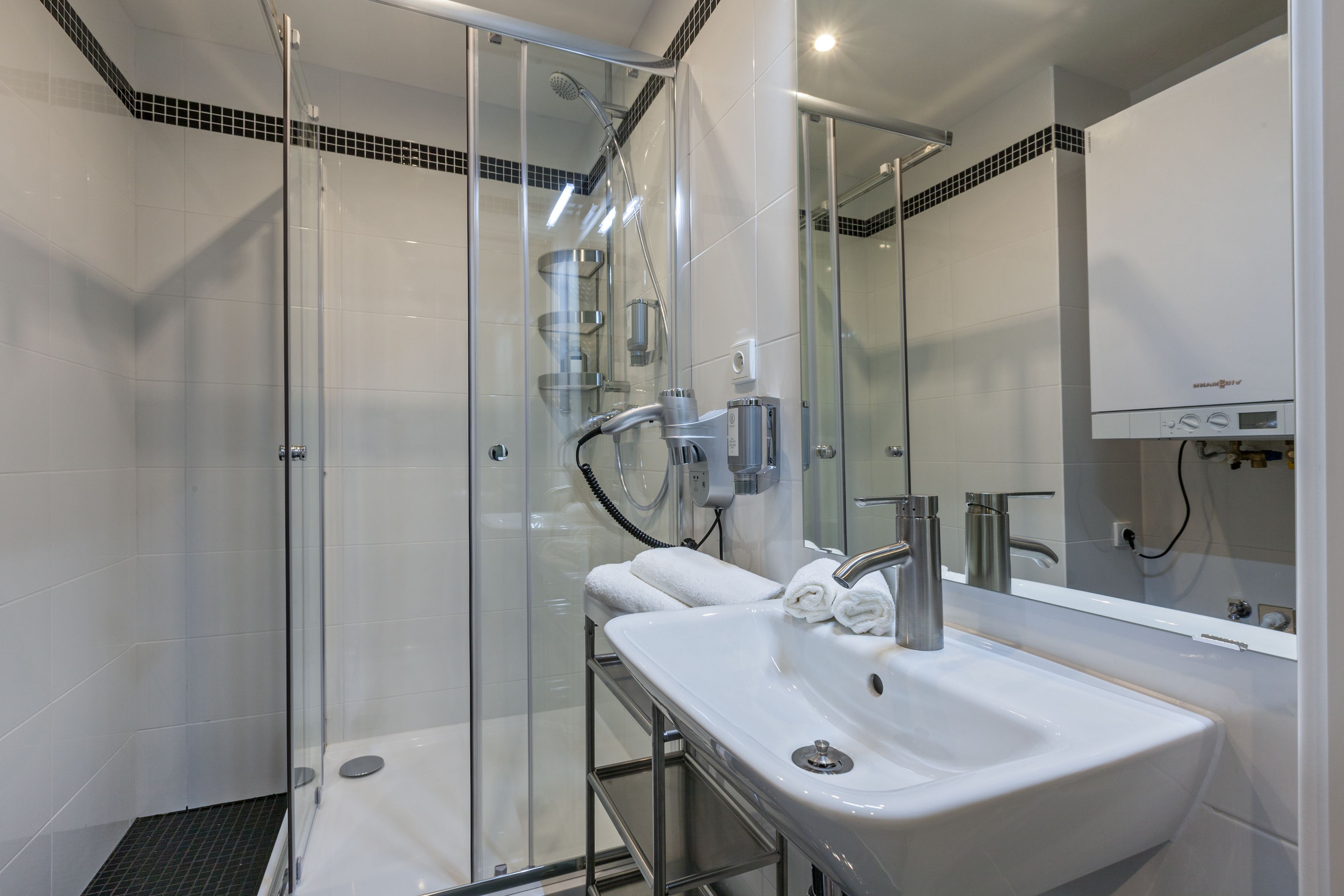 executive double room (with shared terrace) | bathroom | shower, free toiletries, slippers, towels