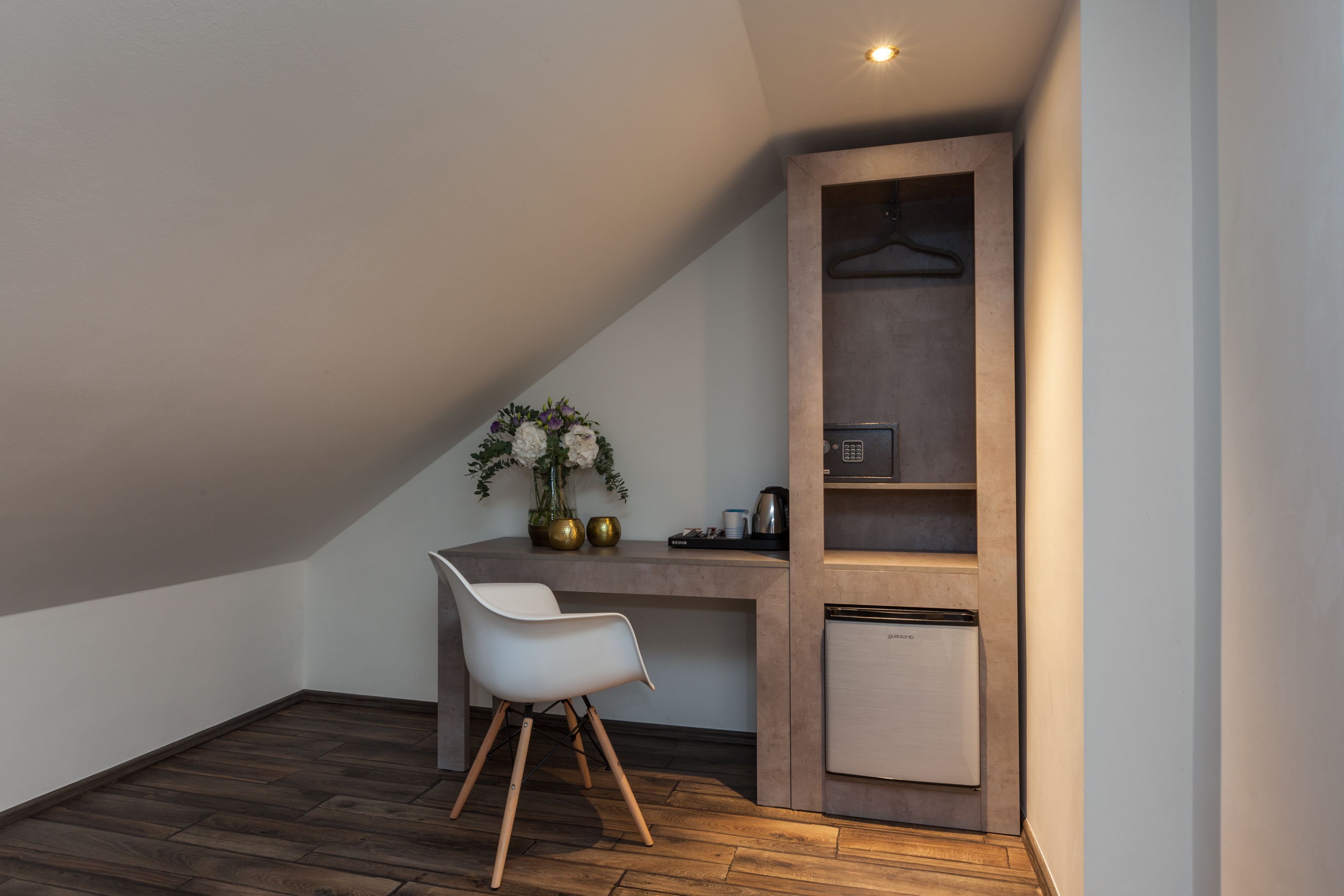 executive double room (with shared terrace) | in-room business centre