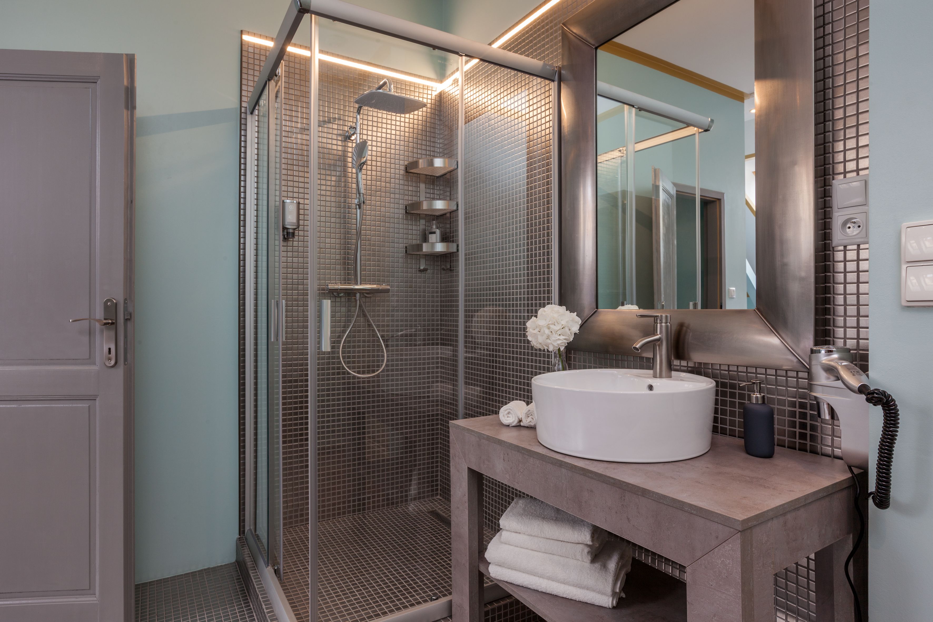 standard double room (with shared terrace) | bathroom | shower, free toiletries, slippers, towels