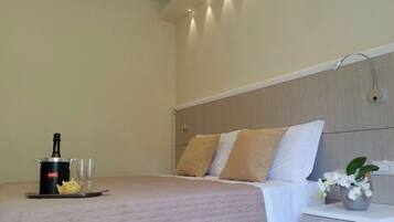 Camera Deluxe con letto matrimoniale o 2 letti singoli | Biancheria da letto di alta qualità, minibar, una cassaforte in camera