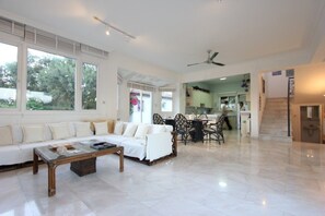 Villa, 5 Schlafzimmer, eigener Pool | Wohnbereich | Flachbildfernseher, Tablet-PC, DVD-Player