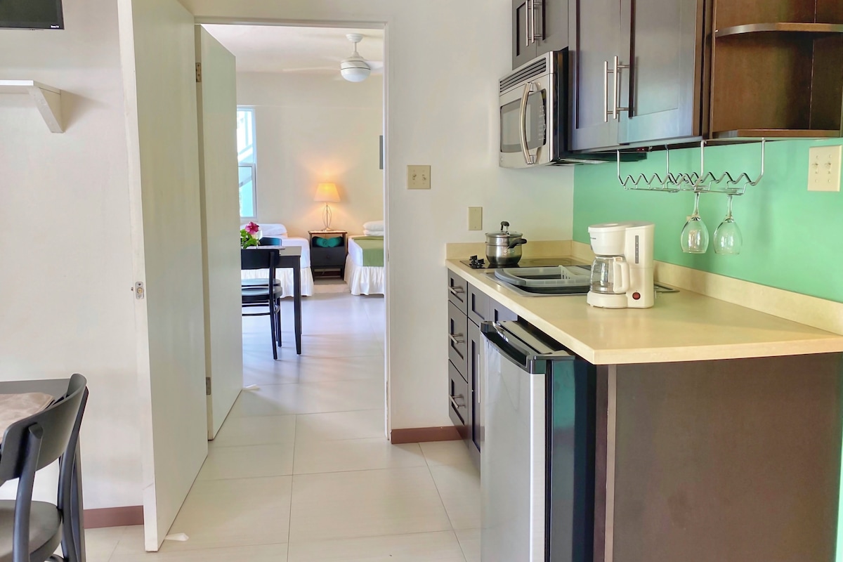 Suite, 1 cama Queen size, vista al océano, planta baja (Cooktop) | Cocina privada | Cafetera y tetera, refrigerador, microondas y utensilios de cocina
