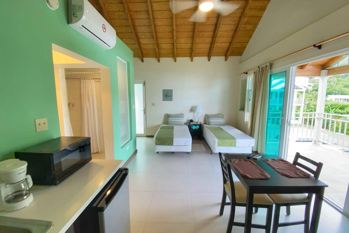 Suite, 2 camas individuales, vista al océano (Top Floor) | Escritorio, tabla de planchar con plancha, wifi gratis y ropa de cama