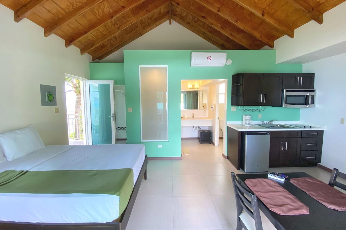 Suite, 1 cama Queen size, vista al océano (Top Floor, Cooktop) | Servicios de la habitación