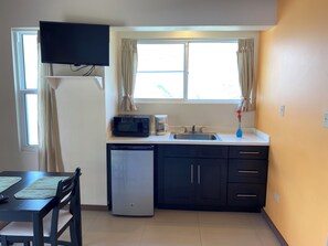 Réfrigérateur, micro-ondes, cafetière/bouilloire