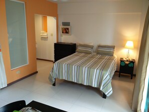 Desk, iron/ironing board, free WiFi, bed sheets - Ke Villas (West End)