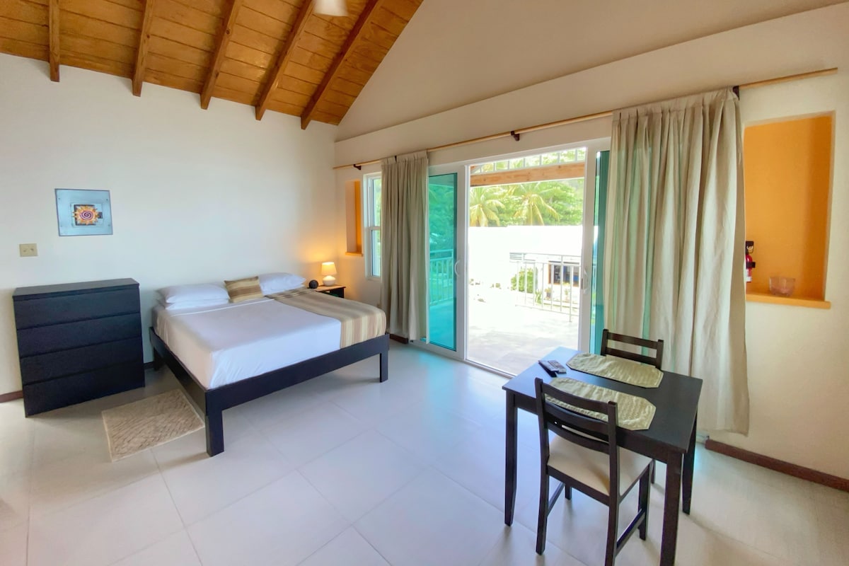 Suite, 1 cama Queen size, balcón, vista al océano (Top Floor) | Escritorio, tabla de planchar con plancha, wifi gratis y ropa de cama