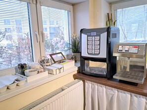 Desayuno buffet (EUR 7.00 por persona) 