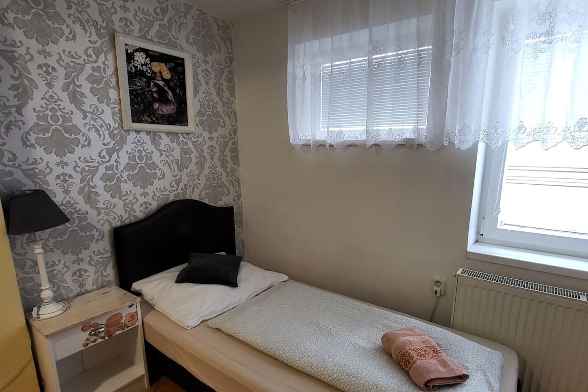 Habitación individual | Ropa de cama de alta calidad, escritorio, camas extra y wifi gratis
