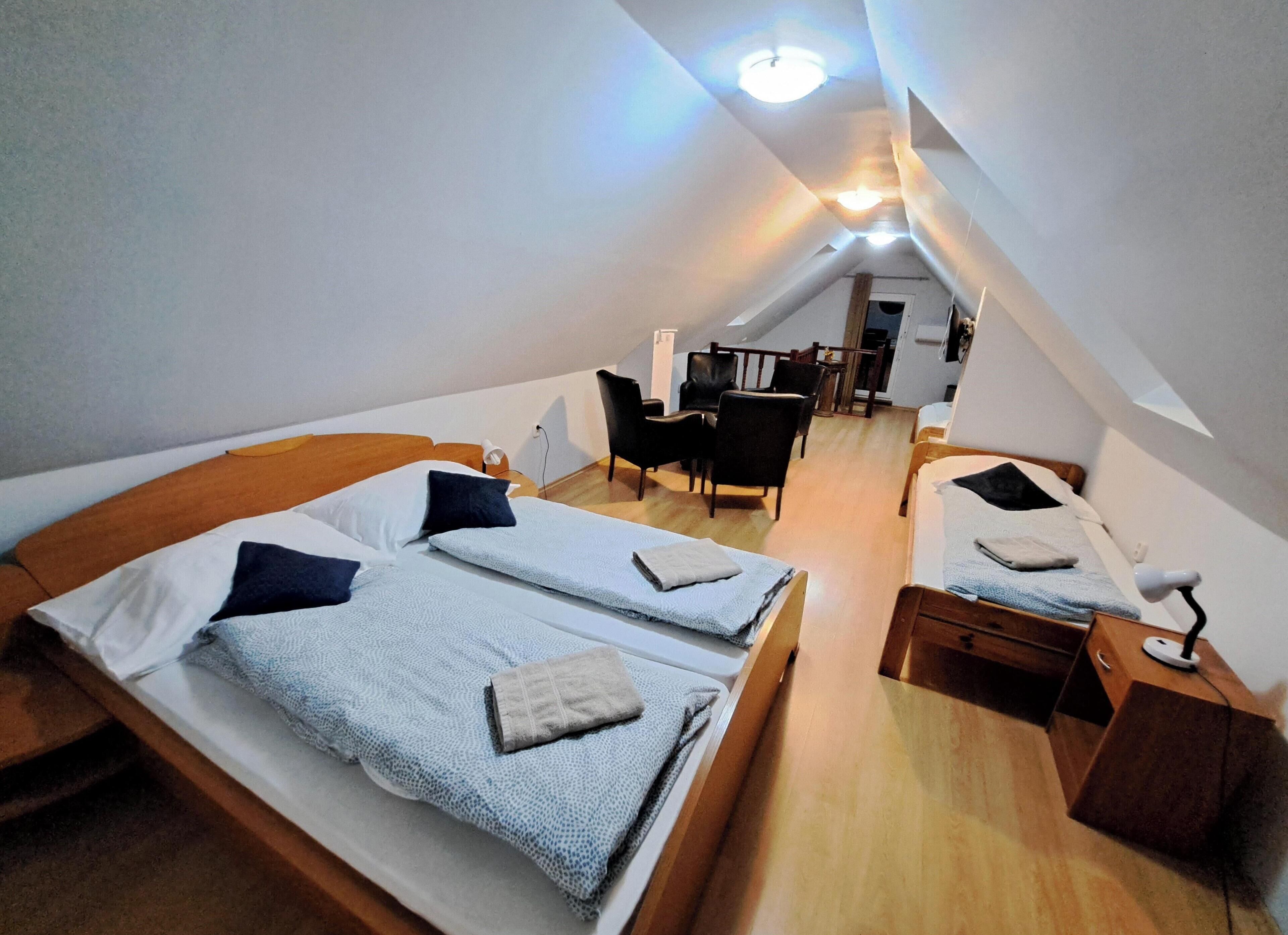 Firemannsrom | Sengetøy av topp kvalitet, skrivebord og ekstrasenger (mot et tillegg)