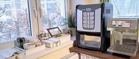 Una cafetera con pantalla digital, una pantalla pequeña y un panel de control con varios botones.