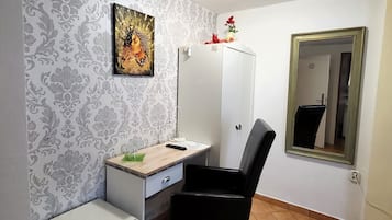 Single Room | Premium bedding, desk, rollaway beds, free WiFi