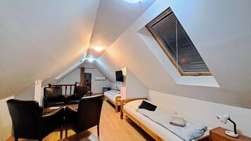 Standard Triple Room | Premium bedding, desk, rollaway beds, free WiFi
