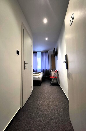 Doppel- oder Zweibettzimmer | Hochwertige Bettwaren, Schreibtisch, Zustellbetten, kostenloses WLAN