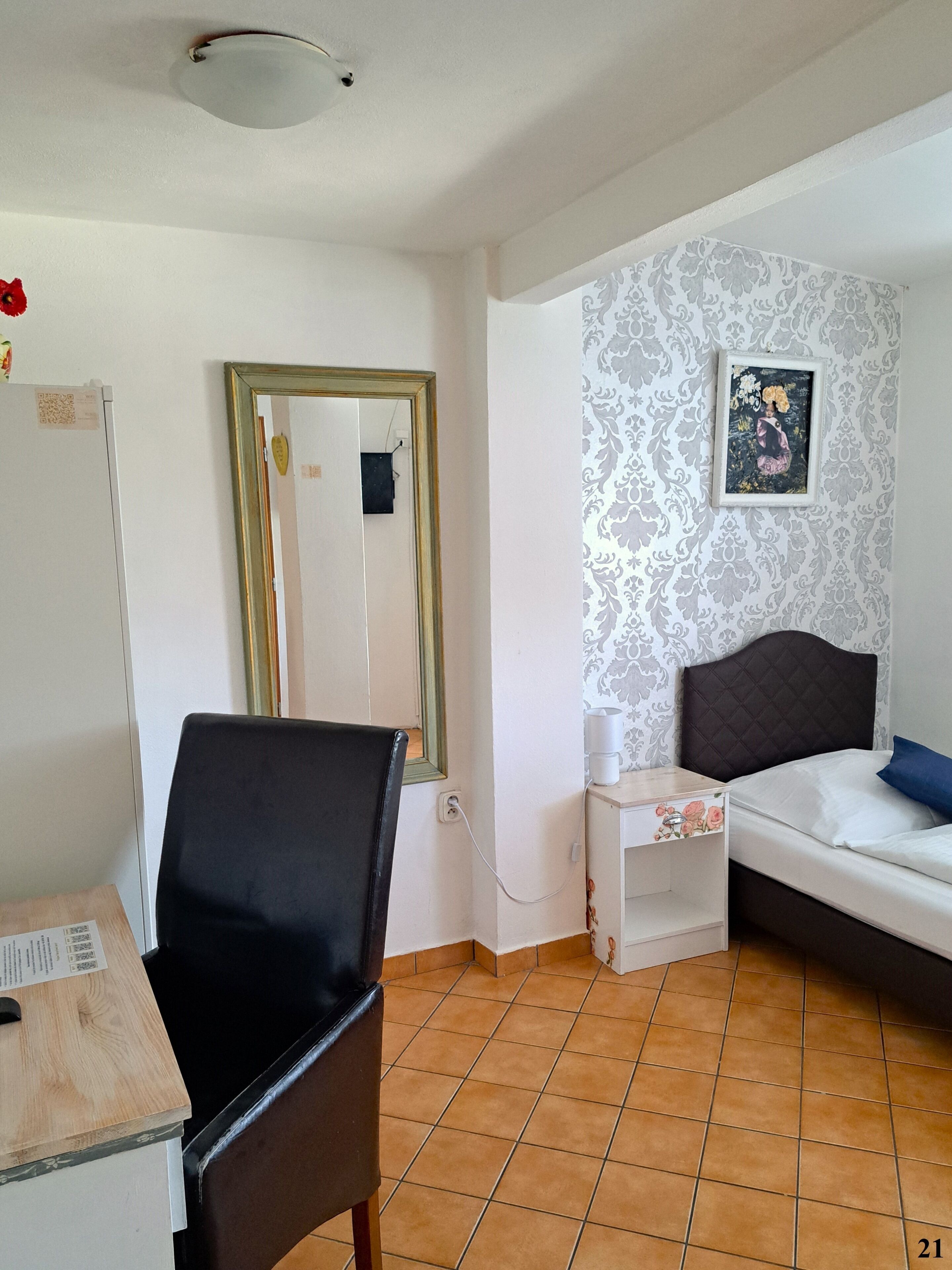 Single Room | Premium bedding, desk, rollaway beds, free WiFi