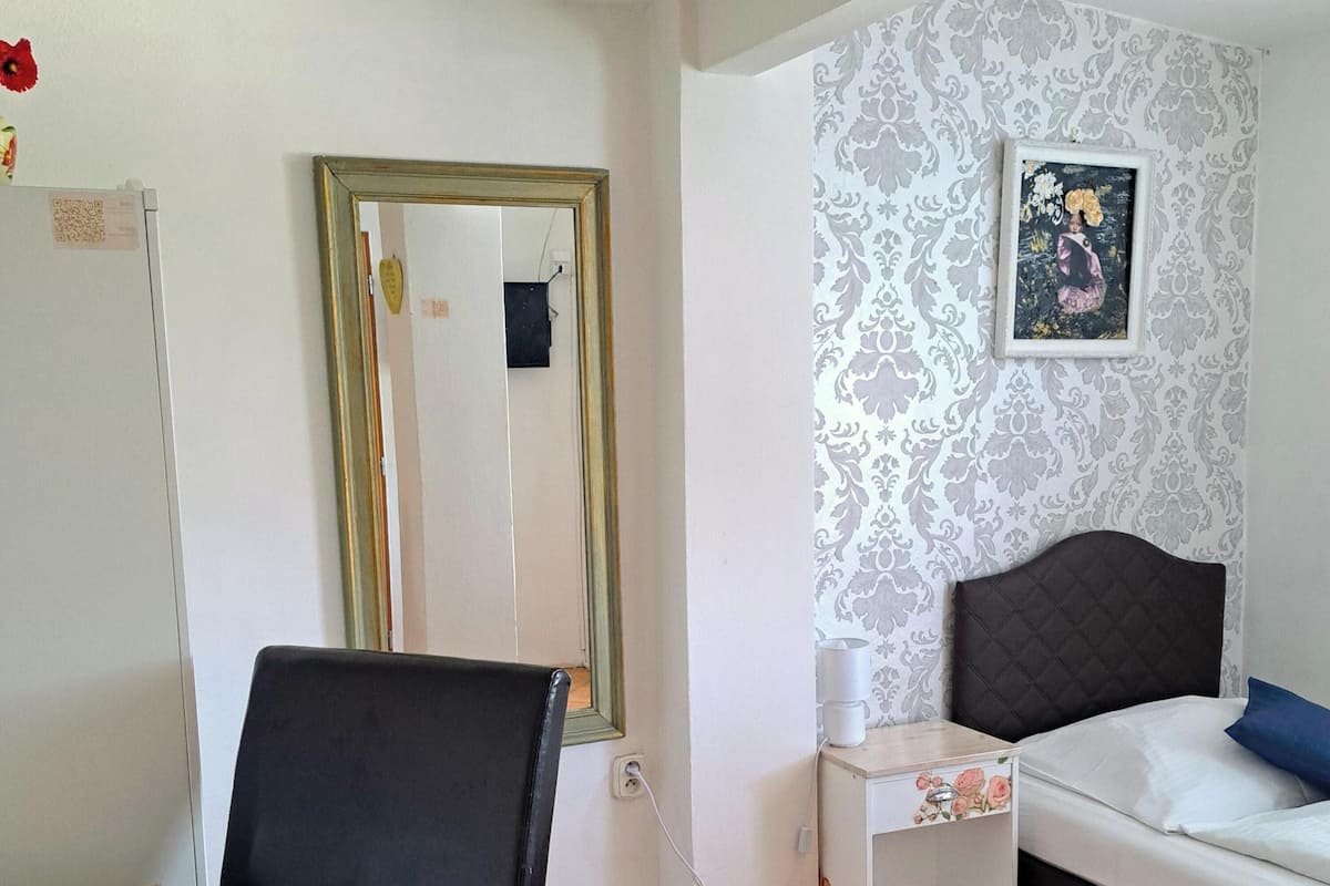Single Room | Select Comfort beds, free WiFi, bed sheets