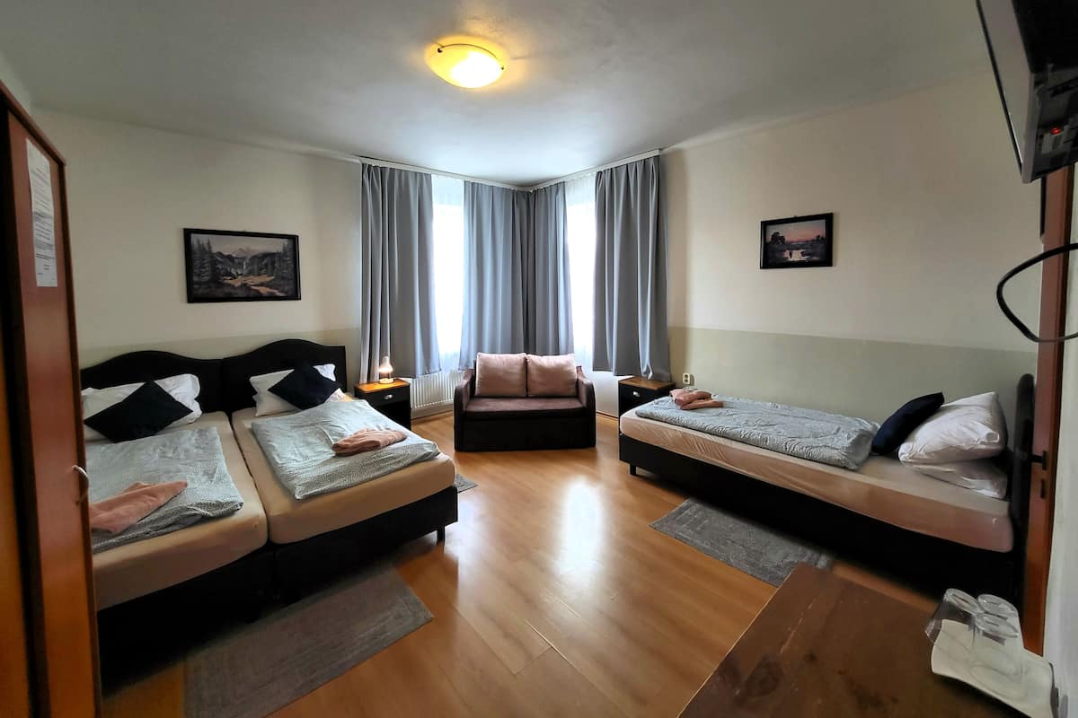 Habitación triple | Ropa de cama de alta calidad, escritorio, camas extra y wifi gratis