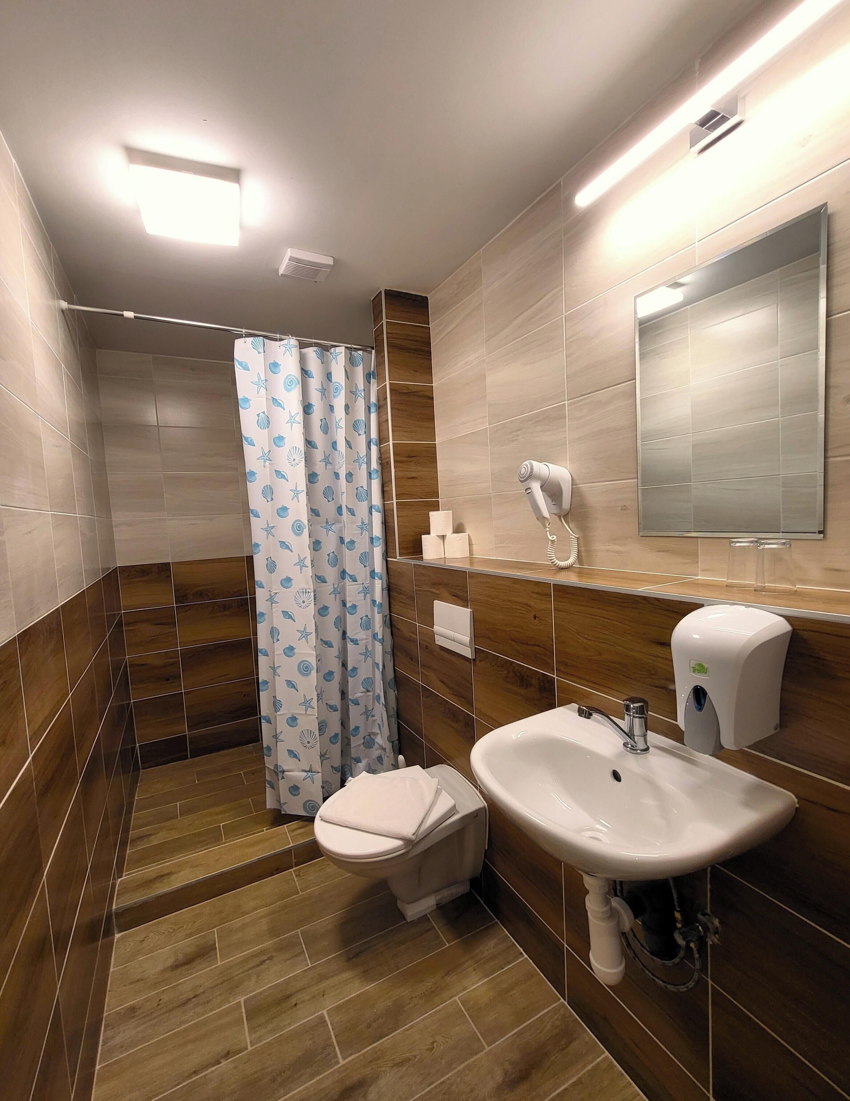 Economy-Doppelzimmer | Badezimmer | Dusche, kostenlose Toilettenartikel, Haartrockner, Handtücher