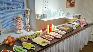 Noutopöytä, jossa on tarjolla erilaisia ruokia, ruokailuvälineitä ja mausteita.