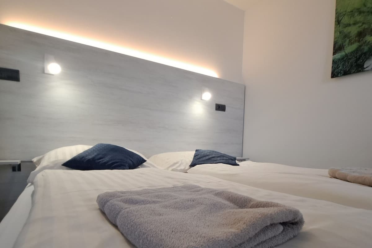 Habitación triple | Camas Select Comfort, wifi gratis y ropa de cama